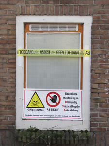 907410 Afbeelding van waarschuwingen voor de aanwezigheid van asbest in een slooppand op de hoek van de ...